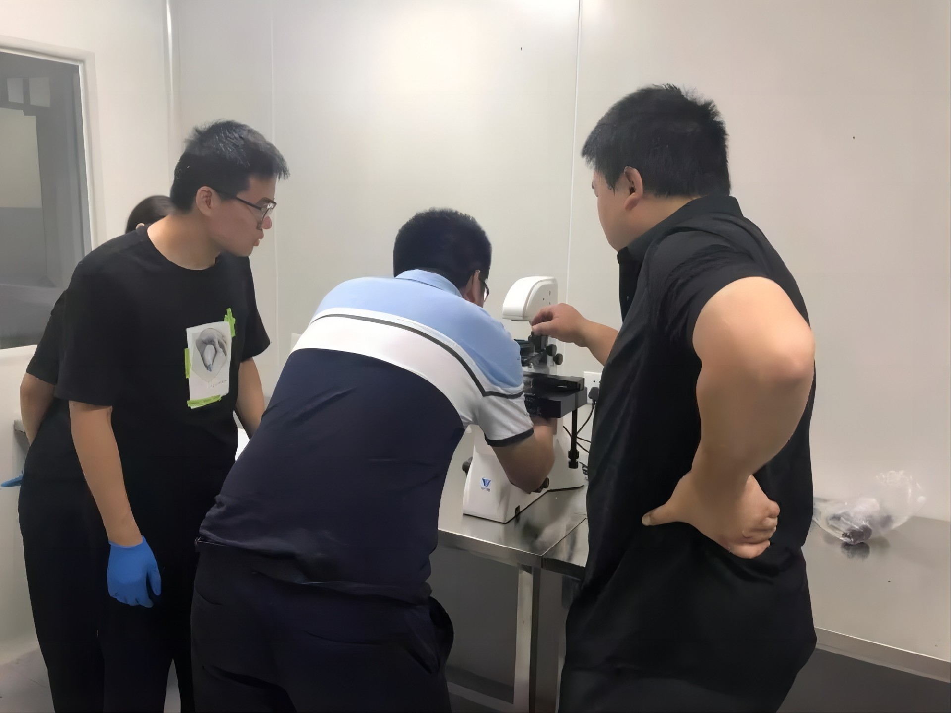 The micro-instrumental inverted photoelectric biological microscope WYS-37XBW is used for intercellular observation of newly constructed cells